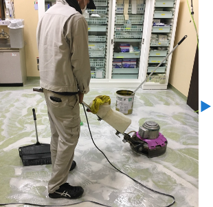【水戸市】スキルズ　清掃と管理のプロ　床の清掃中の写真